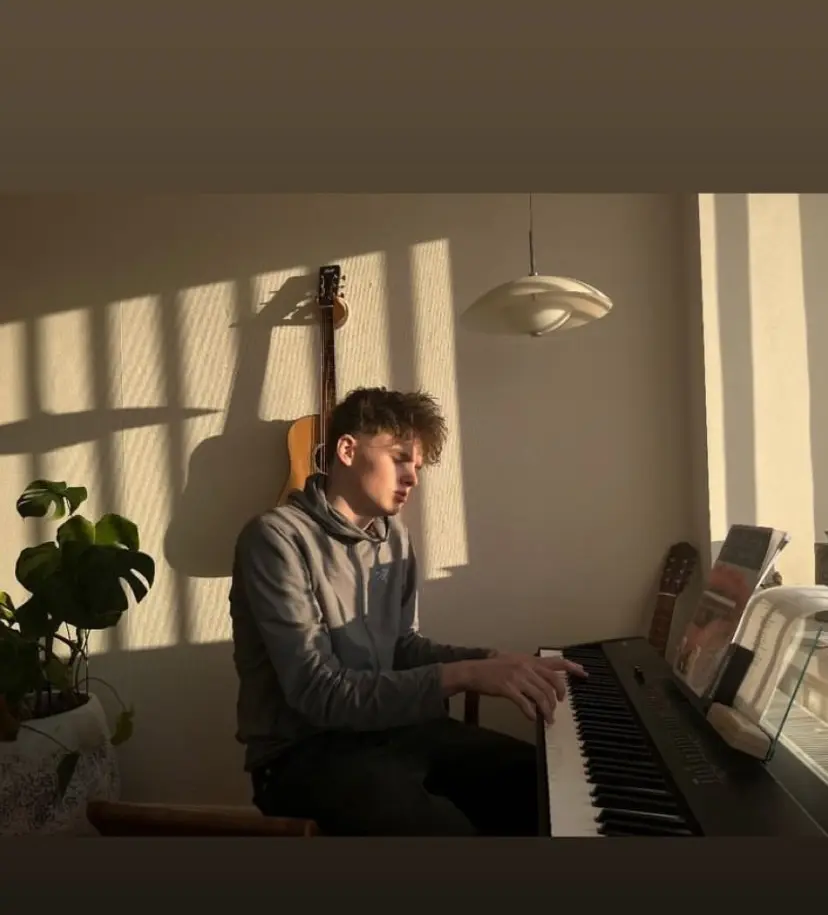 Axel spiller klaver